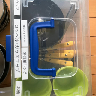 キャンプのキッチン用品一式の画像