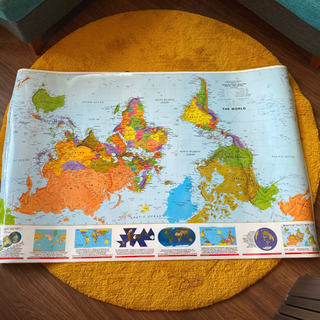 イギリスで購入【南半球が上】世界地図の画像