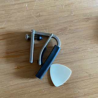 中古アコースティックギターとカポ+スペアの弦+ピックの画像