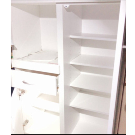 [購入者確定]人気のホワイトカラー☆ 食器棚(炊飯器置き、コンセント付き)
