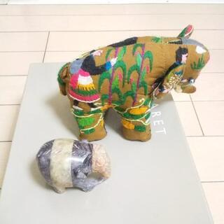 ゾウ置き物（モン族 刺繍のゾウ、3重天然石のゾウ）   
