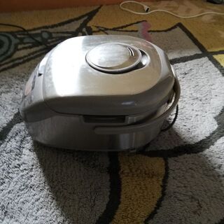 7,8年前買ったんですが、少し炊飯器の釜の方が少し汚れてます。