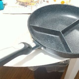 便利な、3種類同時に調理できるフライパン🍳500円で♪