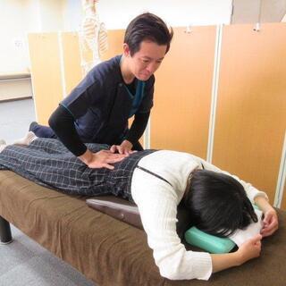 自宅で腰痛解消！専門施術でカラダリフレッシュ！