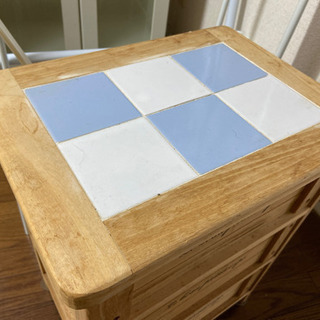 インテリア　木のタンスの画像