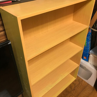 木製の本棚の画像