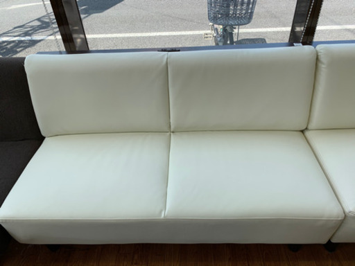 ニトリのホワイト×ブラウンのコーナーソファです!!