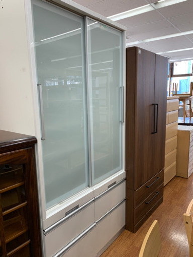 収納沢山!整理整頓楽チン!ホワイト系食器棚です!