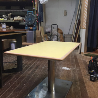 黄色のテーブル