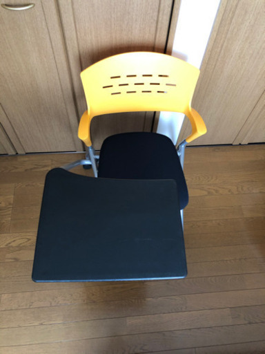 Ａ３サイズのテーブル付き椅子　Ｑピット 