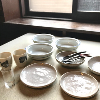 レトロ冷酒器とつまみ皿の画像