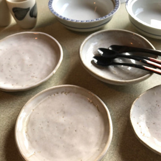レトロ冷酒器とつまみ皿の画像