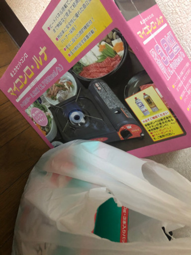 カセットコンロ　中身新品ボンベ付