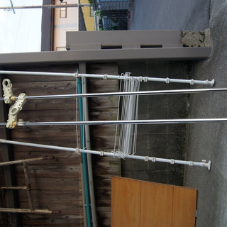 部屋干し突っ張り棒2本・靴下駄等突っ張り棒2本7段可能