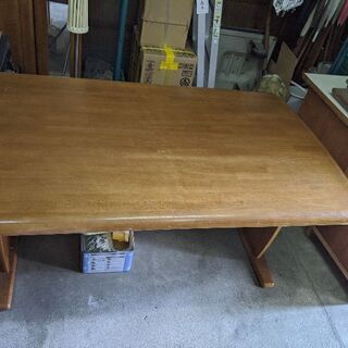 中古のダイニングテーブル　丈夫です
