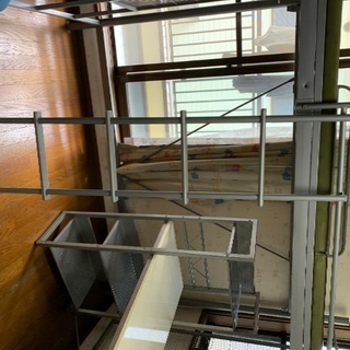 パイプ組み立てベットと机の画像