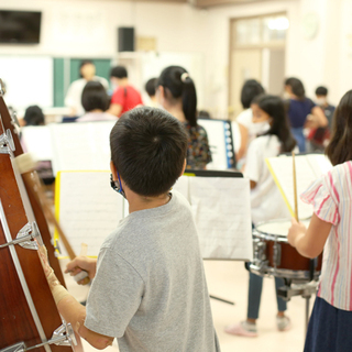 近所の名古屋市立小学校音楽活動のサポートスタッフ大募集／合唱、吹奏楽、和太鼓など選べます。／放課後に小学生に音楽を教える仕事／週1日～週4日からOK／未経験OK／部活経験・サークル経験・趣味が活かせる／かんたん登録制／平日夕方15時～18時の短時間／Wワーク・副業OKの画像