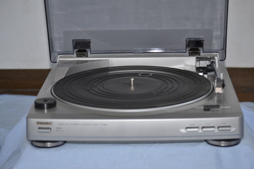 レコードプレーヤー　AIWA 製　ミニコンポでレコードが聴ける