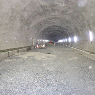 急募❗️ 期間延長 神奈川県秦野市　トンネル路盤施工　バックホーオペ、大型ダンプｵﾍﾟ、手元スタッフの画像