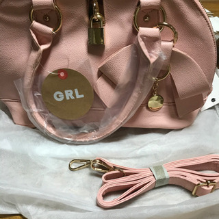 ピンクのバッグ