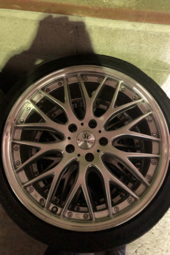 ロクサーニのホイールになります。