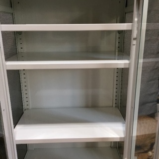 スチール製 白い感じの良い収納棚の画像