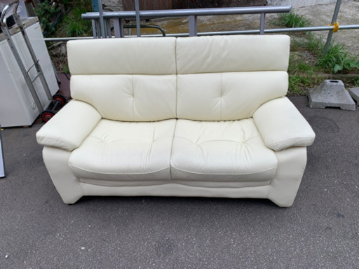3人掛けソファ　レザークリーム色