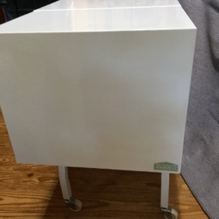 スチール製 白い机の画像