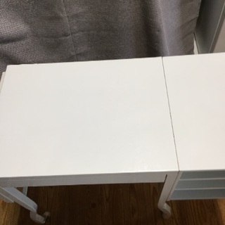 スチール製 白い机の画像