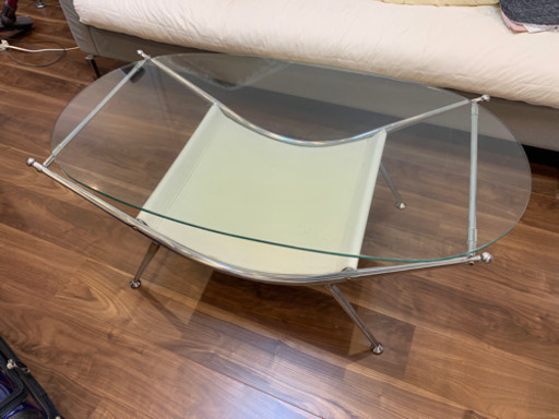 ガラス面のローテーブル