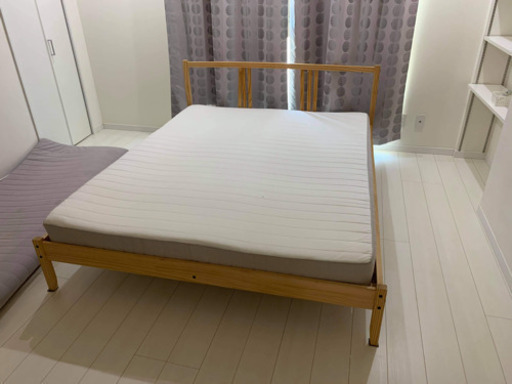 クイーンダブルベッド。宅配出来ます。