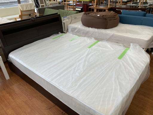 ちょこっと大きめなダークブラウン系シングルベッドです!