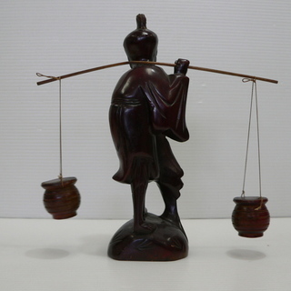 木彫り 老人 置物 天秤棒 インテリア アジアン 工芸品 オブジェの画像