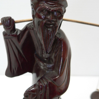 木彫り 老人 置物 天秤棒 インテリア アジアン 工芸品 オブジェの画像