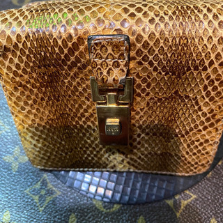 (商談済み)  希少⁉️グッチ蛇革二つ折り財布❣️早い者勝ち‼️の画像