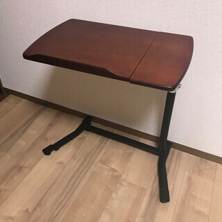 ベッドサイドテーブル