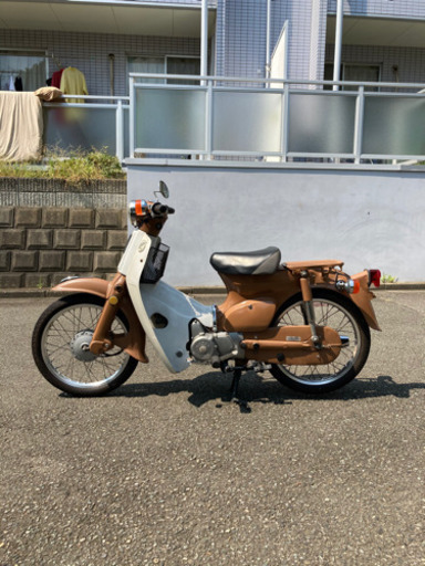 ホンダカブです。　(足に最適なバイクです。)
