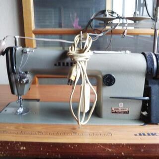 業務用ミシンの画像