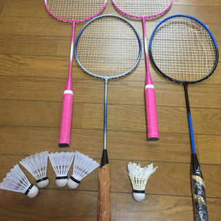 破損しているバドミントンラケット4つとシャトル譲ります。