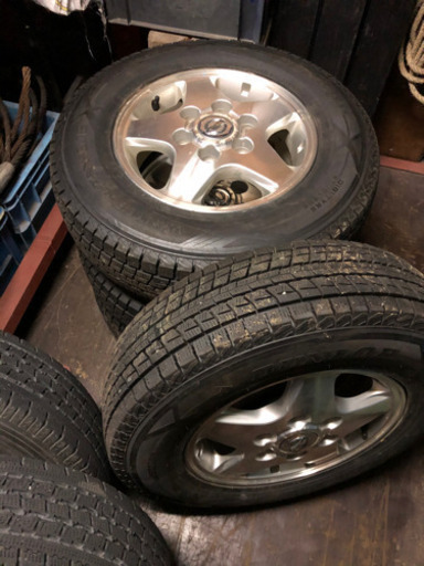 【お話中】しっかりと溝あり　キャラバン純正アルミ、スタッドレス