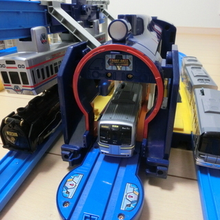 懸垂式モノレール＆ガチャっとアクションステーションの車両4編成セット　プラレールの画像