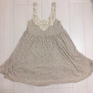 ワンピース 4枚、カンカン帽、カゴのショルダーバッグのセットの画像