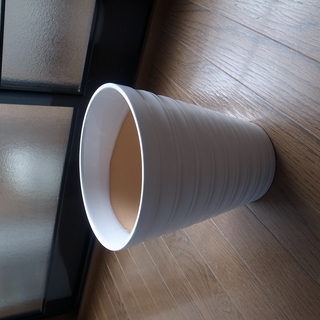 大きめな陶器製の植木鉢 白の画像