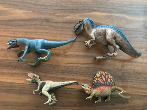 ミニカーと恐竜のフィギュア