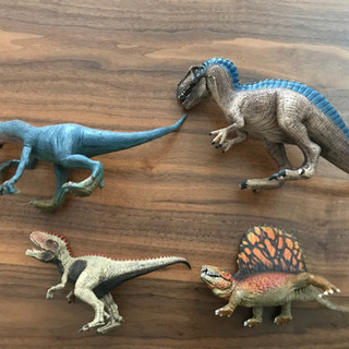 ミニカーと恐竜のフィギュア