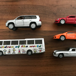 ミニカーと恐竜のフィギュアの画像