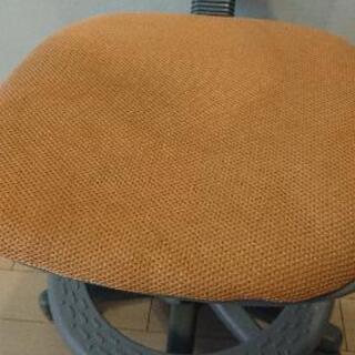 キャスターつき学習イスの画像