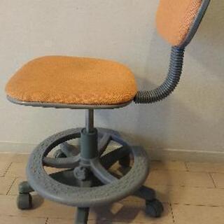 キャスターつき学習イスの画像