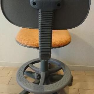 キャスターつき学習イスの画像
