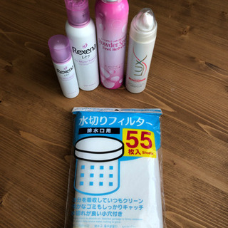 使いかけのスプレー（制汗剤と整髪料）と未使用の排水口フィルター